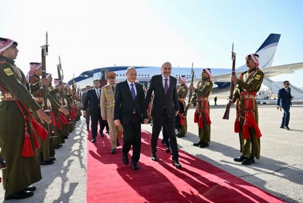 رئيس مجلس القيادة يصل الأردن لمناقشة التهديدات الحوثية لأمن البحر الأحمر