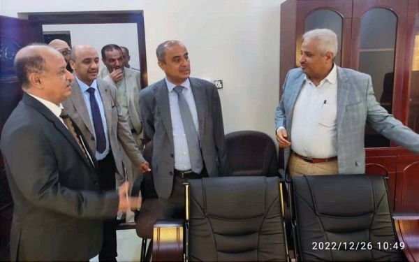 وزير المالية يطلع على سير العمل في مصلحة الضرائب