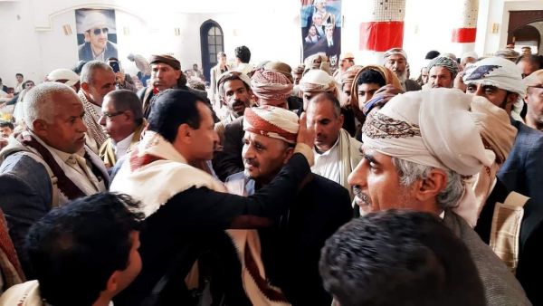 صنعاء.. جموع المواطنين يؤدون واجب العزاء في وفاة الشيخ صادق الأحمر