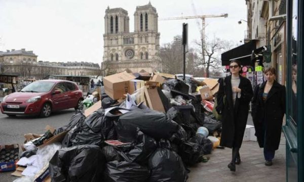 10 آلاف طن من القمامة في شوارع باريس جراء إضراب العمال