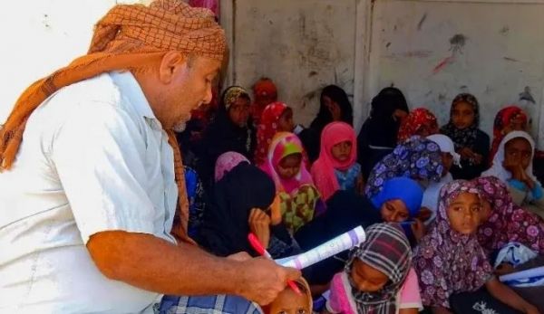 حرب الحوثي كيف دفعت بـ "معلمي" صنعاء إلى امتهان مهنٍ "شاقة"؟