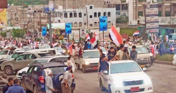 في "إب".. التظاهرات تتوسع ضد مليشيا الحوثي لتدنيسها العلم الوطني