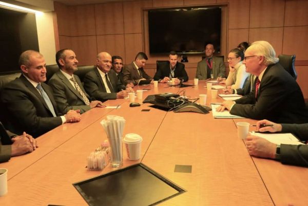 "رئيس الأركان" يناقش مع المبعوث الأمريكي تصعيد مليشيا الحوثي وتقويضها جهود السلام