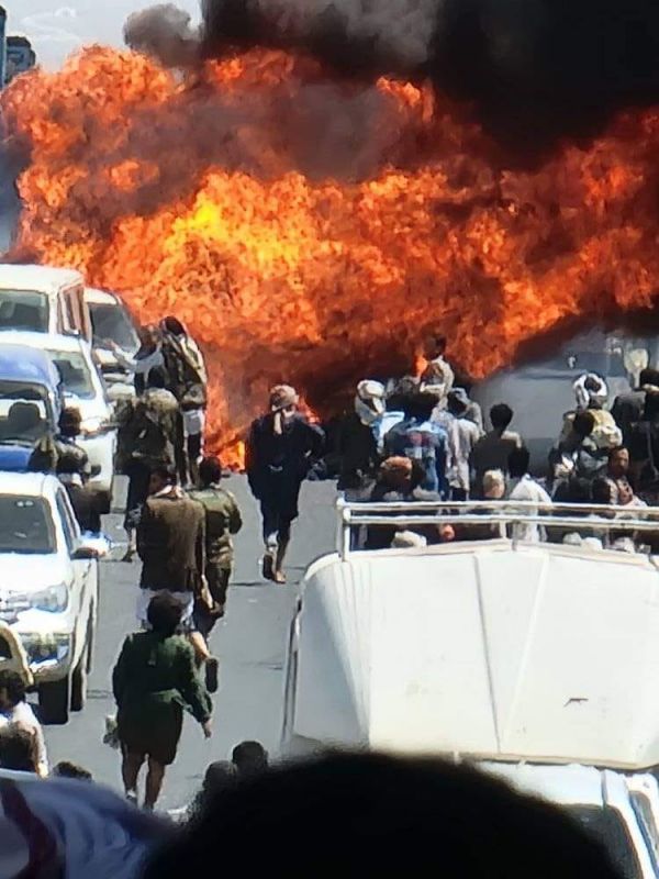 حريق يلتهم عددًا من السيارات في صنعاء