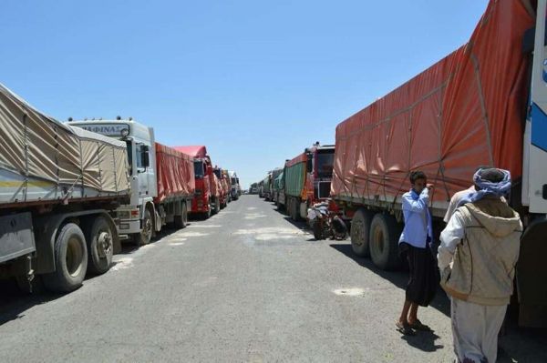 مليشيا الحوثي تواصل التضييق على حركة شاحنات نقل "البضائع"