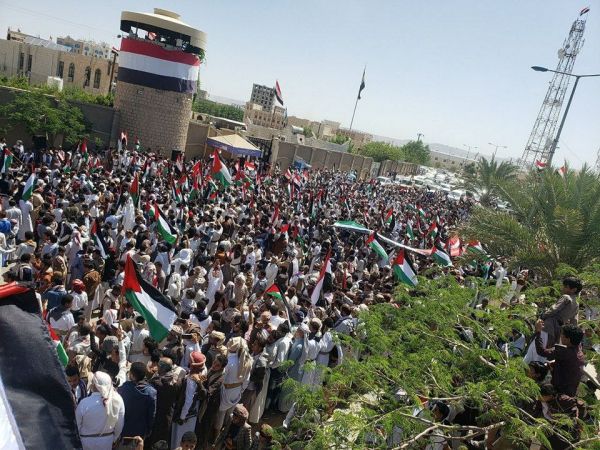مسيرة جماهيرية حاشدة تندد بجرائم الاحتلال الإسرائيلي في غزة