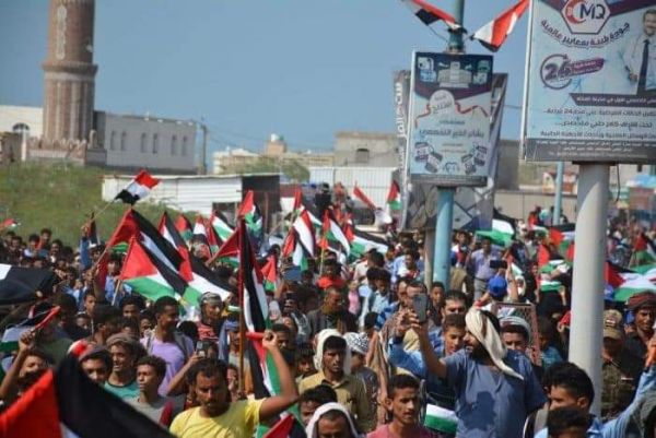المخا .. مسيرة جماهيرية تنديدًا بجرائم الاحتلال الإسرائيلي في غزة