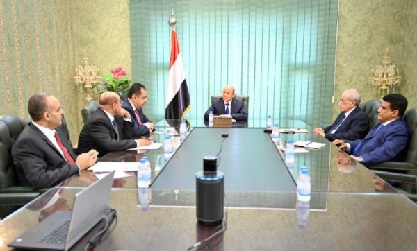 رئيس مجلس القيادة يعقد اجتماعاً اقتصادياً بـ "عدن" ويناقش وضع العملة