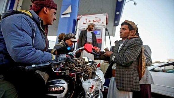 500 ريال في الـ "عشرين لتراً".. مليشيا الحوثي ترفع أسعار الوقود في "صنعاء"