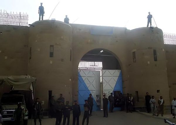 بسبب التعذيب.. منظمة ترصد 421 جريمة قتل داخل سجون الحوثي