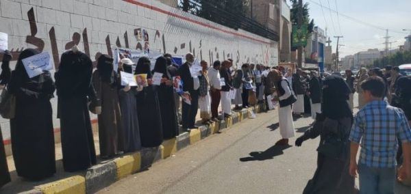 نادي المعلمين في صنعاء ينظم وقفة احتجاجية ويتعهد بمواصلة الإضراب