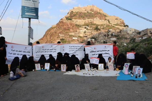 رابطة حقوقية: المرأة اليمنية تتعرض لانتهاكات متعددة وتستخدم كورقة ضغط خلال الحروب