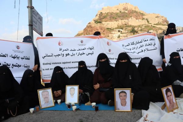 مسؤول حكومي يدعو لملاحقة كافة القيادات الحوثية المتورطة في الجرائم والانتهاكات التي طالت النساء اليمنيات