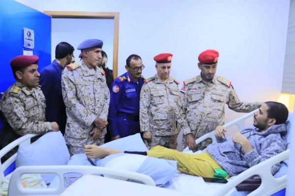 رئيس الأركان يزور جرحى الجيش الوطني والمقاومة في مستشفيات مصر