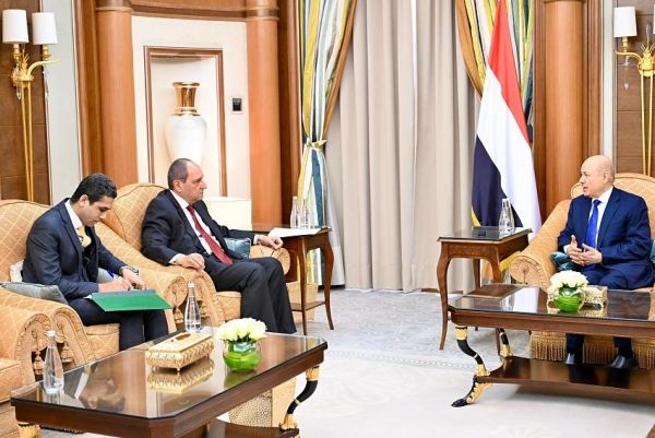 العليمي يلتقي السفير المصري ويؤكد التعاطي الإيجابي مع جهود السلام وفقا للمرجعيات