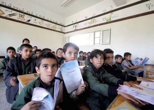 صنعاء.. مليشيا الحوثي تجبر الطلاب على شراء المناهج المدعومة من منظمة أممية