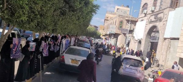 صنعاء.. وقفة احتجاجية "عاشرة" تطالب بحرية "عدنان الحرازي" المختطف في سجون الحوثي