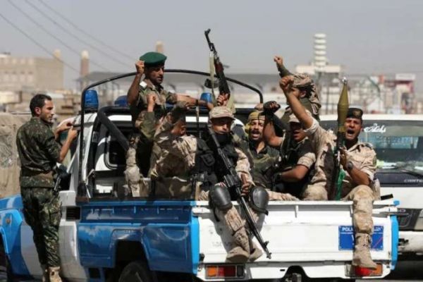 مليشيا الحوثي تستهدف بـ "دورات" عسكرية مسائية موظفي السلطة المحلية في "صنعاء"
