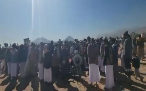 بعد مقتل أحد أبنائها.. وقفة احتجاجية للمئات من قبائل حراز في ميدان السبعين