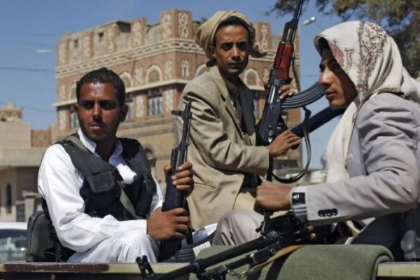 مليشيا الحوثي تحتجز شاباً في سجن مُستحدث بمكتب أوقاف "إب"