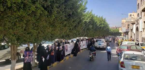وقفة احتجاجية في صنعاء تتهم مخابرات الحوثي بعرقلة قرار يقضي بإعادة فتح شركة "برودجي"