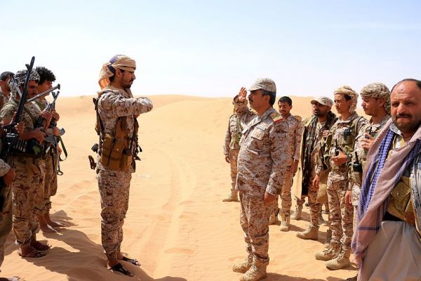 قائد عسكري يتفقد القوات المكلفة بحماية صافر ويحذر من النشاط التخريبي الذي تغذّيه مليشيات الحوثي