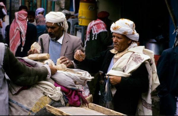 "انقطاع الرواتب".. جريمة حوثية تٌفقد سكان صنعاء للسنة العاشرة بهجة استقبال رمضان
