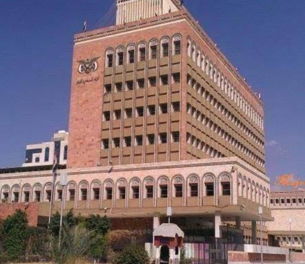أثار سخرية واسعة.. إدارة البنك المركزي بصنعاء تحث المواطنين على الصبر تجاه تلف العملة الوطنية