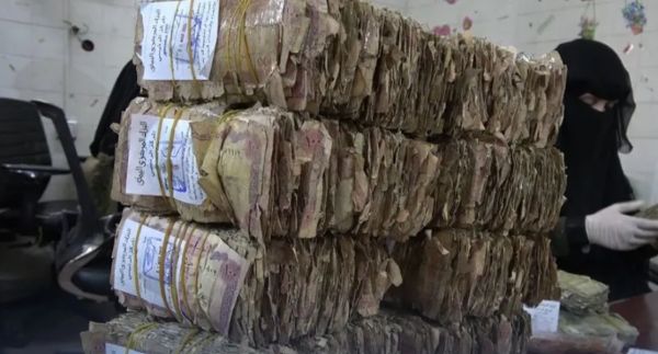 الحوثي يبحث عن "الرقم التسلسلي" في العملات التالفة وسكان صنعاء يسخرون