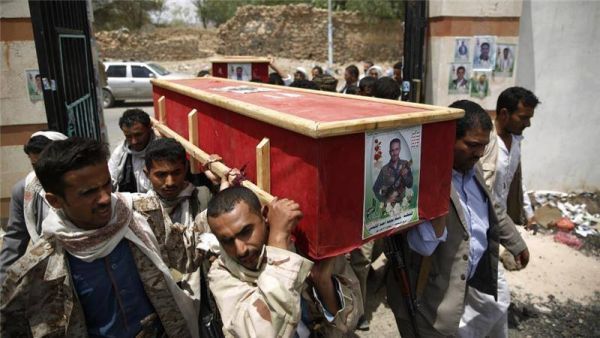خلال 5 أيام فقط.. مليشيا الحوثي تدفن نحو عشرين من عناصرها بينهم قيادات قتلوا في ظروف غامضة