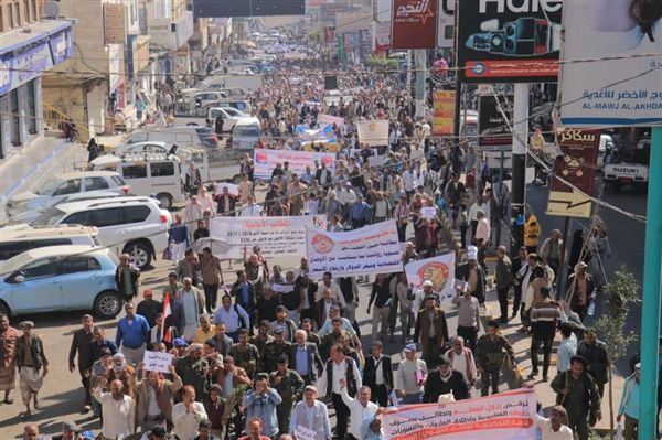 مسيرة حاشدة للمعلمين في تعز تطالب بتحسين الأجور