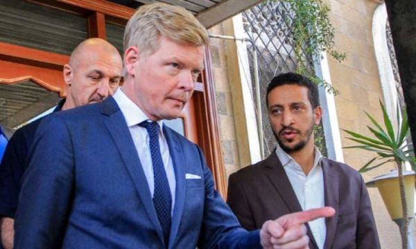 المبعوث الأممي يطالب الحوثيين بسرعة الإفراج عن موظفي الأمم المتحدة