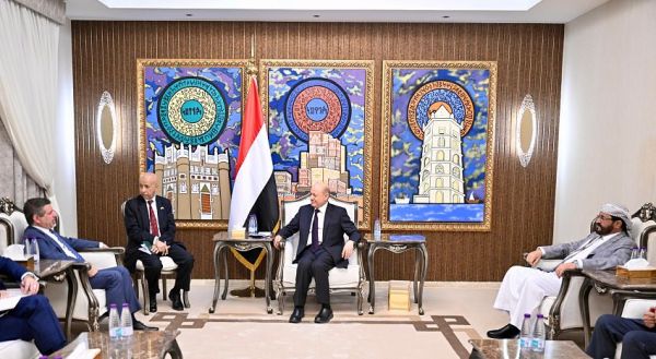 العليمي للسفير الأمريكي: الحوثيون غير جادين في السلام وتحركاتهم تكتيكية
