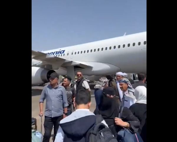 انفجارات تهز محيط مطار صنعاء وتثير الذعر بين المسافرين