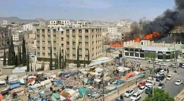 حريق ضخم يلتهم منشآت ومنازل في صنعاء وغياب للدفاع المدني