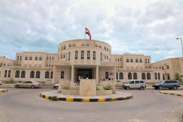 يحمل جواز دبلوماسي مزيف.. اللجنة الأمنية في المهرة تكشف ملابسات القبض على قيادي حوثي في حوف