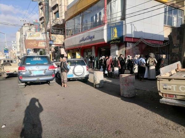 صنعاء.. ميليشيا الحوثي تغلق مشاريع استثمارية بشارع حدة