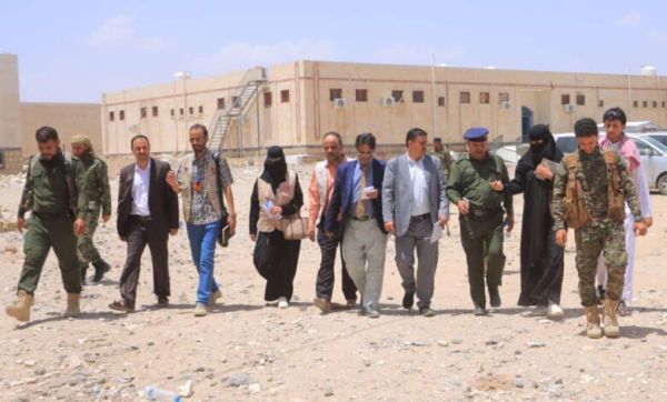 أمهات المختطفين وفريق حقوقي يزورون سجون مأرب
