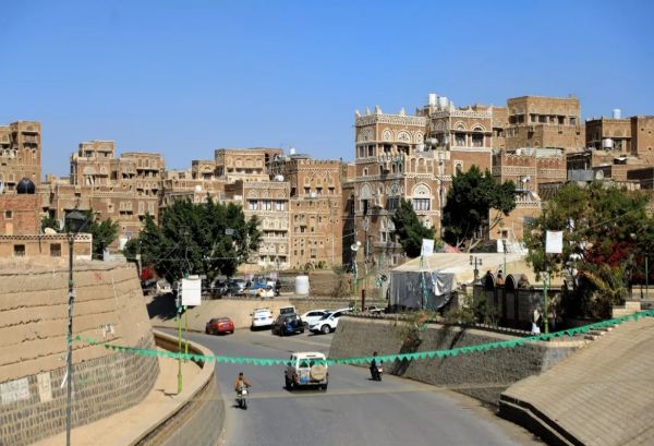  سكان صنعاء يرفضون دعوات الحوثيين برفع قطع قماشية خضراء على منازلهم   