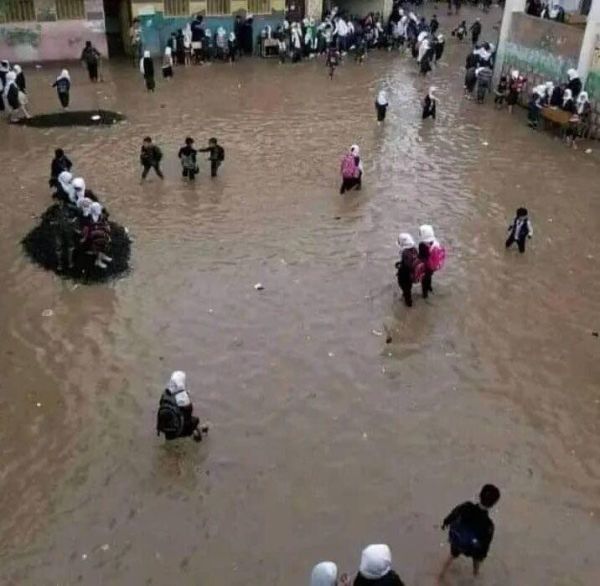 مأساة في صنعاء.. انهيار جدار يقتل فتاتين في بني الحارث والطالبات يواجهن معاناة العبور وسط الوحل