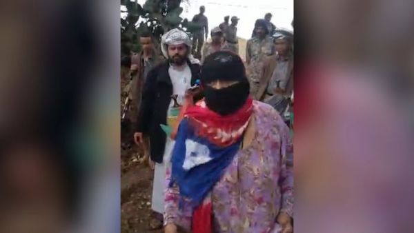 صنعاء.. عناصر ميليشيا الحوثي تعتدي على أرملة وابنتها وتمنعهما من البناء على أرضهما في شملان