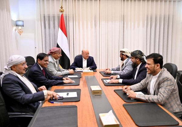مجلس القيادة الرئاسي يكلّف الفريق القانوني بمراجعة قراراته وما صدر مؤخرًا عن الزبيدي