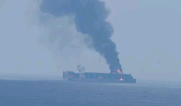انفجار قبالة عدن يشعل سفينة هولندية ويصيب بحّارين.. هل بدأ الحوثيون جولة جديدة من تلويث البحر؟