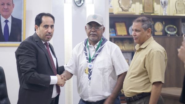 وزير الشباب والرياضة يقلد "منصور عامر" ميدالية مسابقة اليوم العالمي للمنديل الكشفي