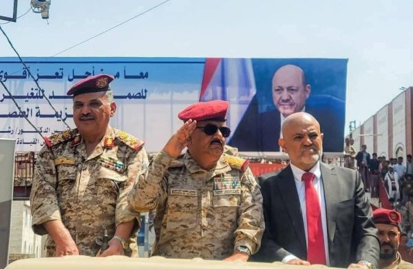 وزير الدفاع يشهد عرضًا عسكريًا في تعز ويعقد اجتماعاً باللجنة الأمنية