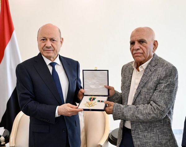 رئيس مجلس القيادة يمنح الشهيدة افتهان المشهري وسام الواجب