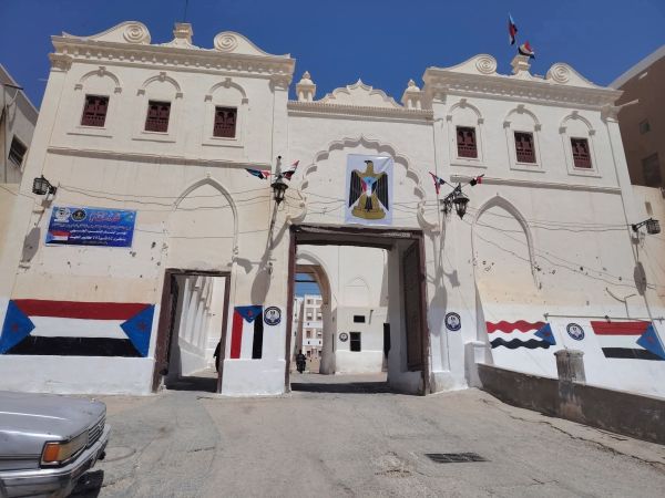 الانتقالي في حضرموت على خُطى الحوثيين في صنعاء: جميح يحذّر من الملصقات التي تشوّه مباني شبام التاريخية الانتقالي في حضرموت على خُطى الحوثيين في صنعاء: جميح يحذّر من الملصقات التي تشوّه مباني شبام التاريخية