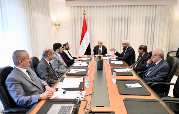 مجلس القيادة يؤكد على ضرورة مضاعفة الجهود لمناصرة ودعم صمود المواطنين في المناطق غير المحررة مجلس القيادة يؤكد على ضرورة مضاعفة الجهود لمناصرة ودعم صمود المواطنين في المناطق غير المحررة