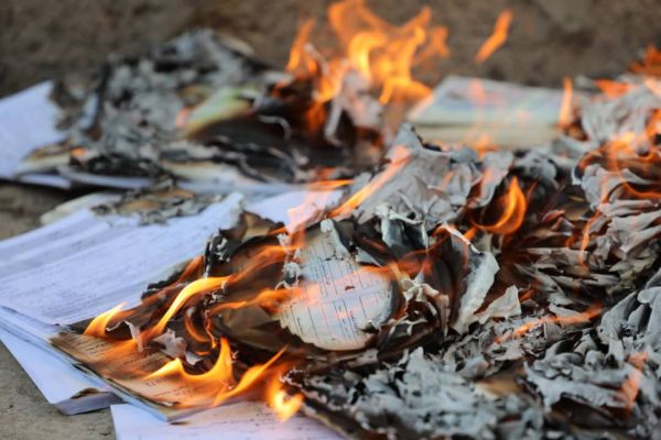 الداخلية تُتلف أوراقاً ثبوتية قديمة قادمة من مناطق الحوثيين 