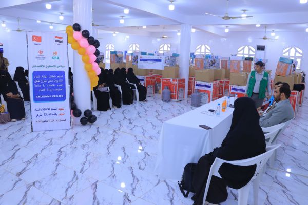 مأرب.. تسليم 30 امرأة نازحة حقائب التمكين الاقتصادي